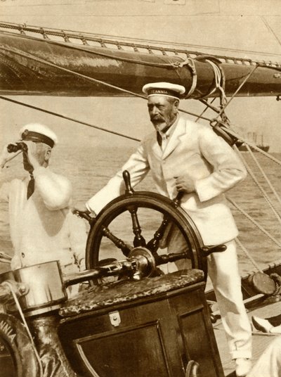 King George V, 1924, 1935 Cowes Regatta haftasında Britannia adlı yatının direksiyonunda. by Unbekannt