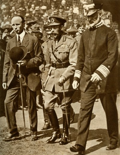 King George V, 1935'te Londra'daki Stamford Bridge'de bir beyzbol maçına katılır. by Unbekannt