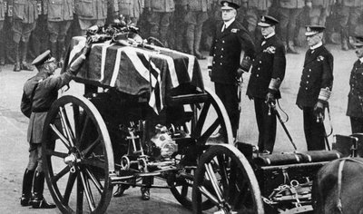 King George V, bilinmeyen bir askerin tabutuna çelenk yerleştiriyor, Whitehall, Londra, 1930