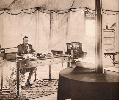 King George, evcil papağanı ile, 1936. by Unbekannt