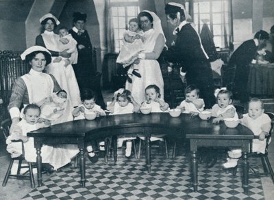 Savaşta babaları ve çalışan anneleri olan çocuklar için Kingsway Hall Kreşi, 1914 by Unbekannt