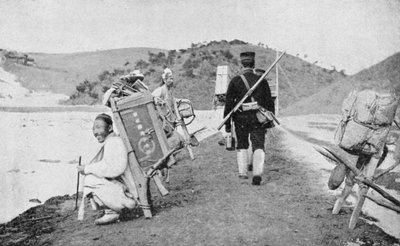 Japon askerleri için hamallık yapan Koreli kuklalar, Rus-Japon Savaşı, 1904-5 by Unbekannt
