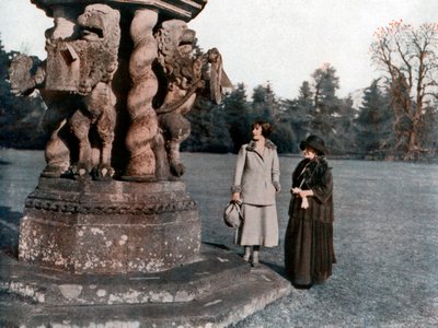 Leydi Elizabeth Bowes-Lyon ve Strathmore Kontesi, Glamis Kalesi, İskoçya, 1923 by Unbekannt