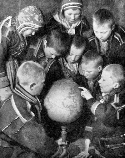 Bir küreye bakan Lapp çocukları, 1936 by Unbekannt
