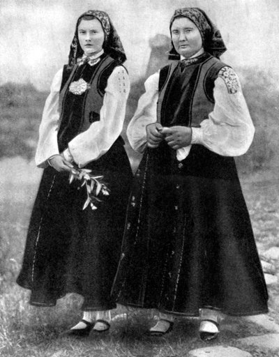 Geleneksel kostümlü Letonyalı kadınlar, 1936 by Unbekannt