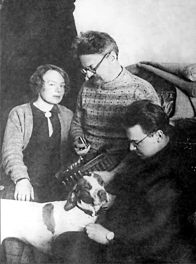 Leon Troçki ve ailesi, Alma Ata, SSCB, 1928 by Unbekannt