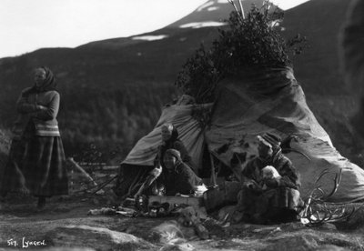Yerel kadınlar, Lyngen, kuzey Norveç, c1920s-c1930s by Unbekannt