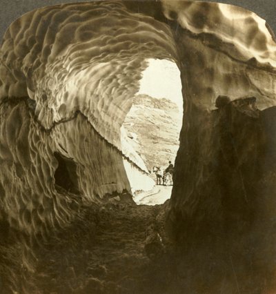 Dyreskard Geçidi üzerinde bir yaz ortası yolculuğunda bir kar tünelinden bakmak, Norveç., c1905. by Unbekannt