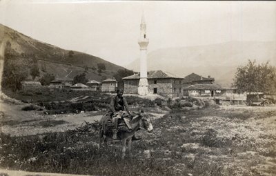 Makedonya, Yunanistan: bir minarenin önünde eşeğe binmiş bir adam - Kartpostal 1914-1918 by Unbekannt