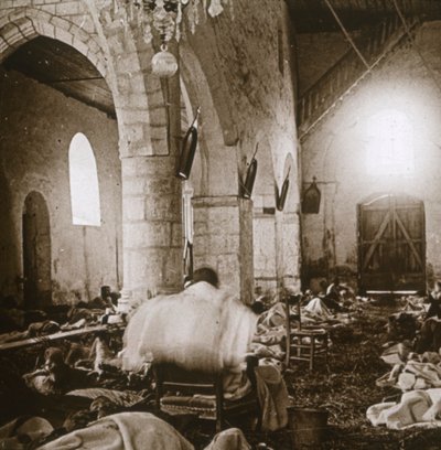 Bir kilisedeki derme çatma hastane, Marne, kuzey Fransa, 1914 by Unbekannt