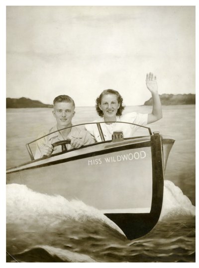 Kadın ve Erkek "Miss Wildwood" adlı bir teknede 1940 c.(fotoğraf) by Unbekannt