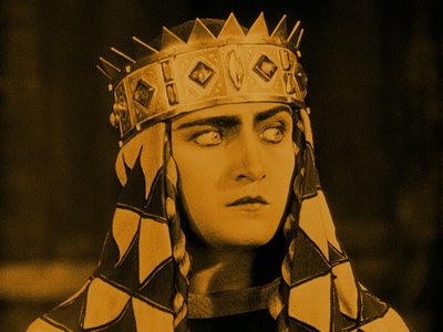 Margarete Schön, Fritz Lang tarafından yazılan Die Nibelungen: Kriemhilds Revenge filminde Kriemhild rolünde, 1924. by Unbekannt