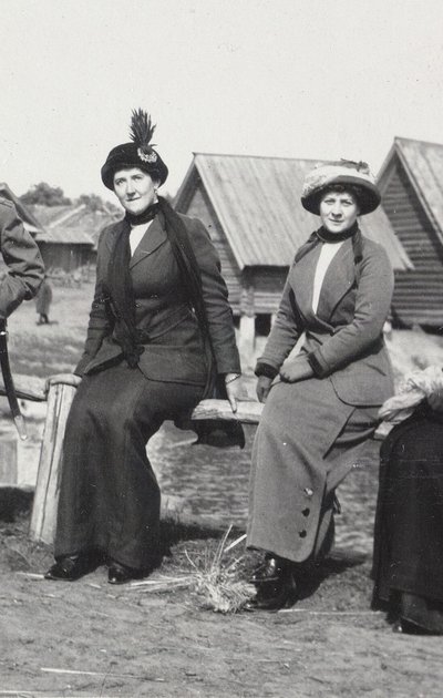 Maria Evgenyevna Golovina, Rasputin sağ sekreteri ve Julia Alexandrovna Den, 1912-1913 by Unbekannt