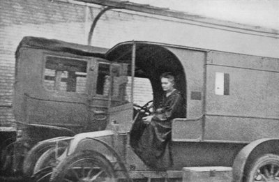 Polonya doğumlu Fransız fizikçi Marie Curie, radyolojik bir birime dönüştürülmüş bir araba kullanıyor, 1914 by Unbekannt