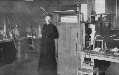 Polonya doğumlu Fransız fizikçi Marie Curie, laboratuvarında, 1912 by Unbekannt