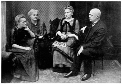 Marie Curie, Polonya doğumlu Fransız fizikçi, ailesiyle birlikte Varşova, Polonya, 1912 by Unbekannt