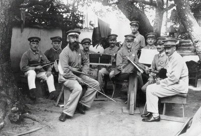 Tokushima Eyaletindeki bir Alman Bando POW kamp orkestrasının üyeleri, c. 1917. by Unbekannt