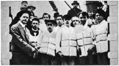 Titanik mürettebatının can yelekleri içindeki üyeleri, 1912 by Unbekannt