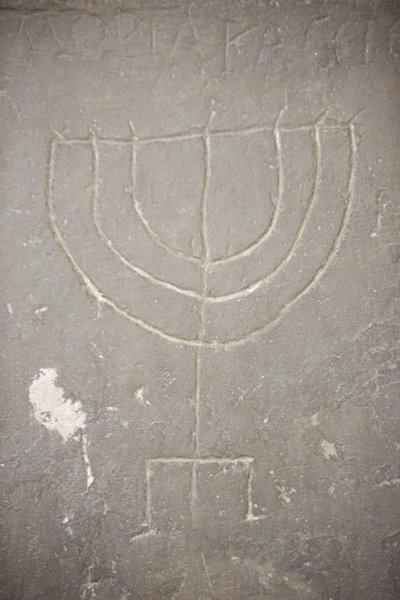 Menora (Menorah) eski bir mezar taşına oyulmuş, Budapeşte, Hongrie by Unbekannt