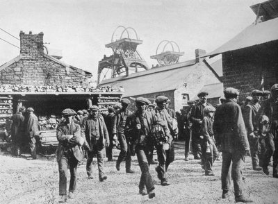 Grev bildirimlerinin sona ermesinden sonra ocaktan ayrılan madenciler, 1915 by Unbekannt