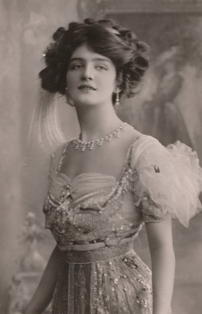 Bayan Lily Elsie, 1886-1962, Mutlu Dul., c1930. by Unbekannt