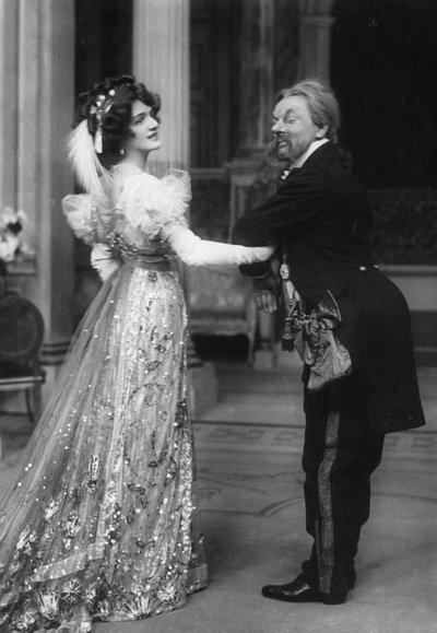 Bayan Lily Elsie ve Bay George Graves, Mutlu Dul