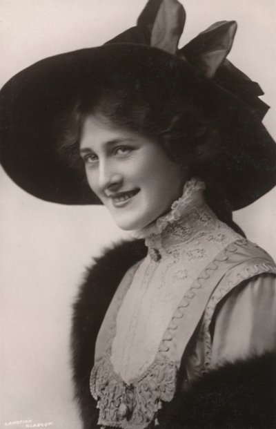 Bayan Phyllis Dare, 1890-1975, c1930. by Unbekannt
