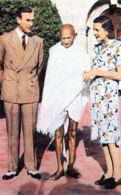 Mohandas Karamchand Gandhi 1869-1948, Lord ve Lady Mountbatten arasında duruyor by Unbekannt