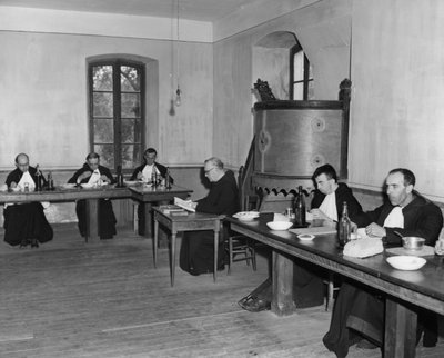 Yemekhanede akşam yemeğinde rahipler, Asile St Leon, Fransa, c1947-1951 by Unbekannt