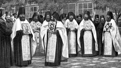 Liturgy ciltlerini taşıyan Yunan kilisesinin rahipleri, Yunanistan, 1922 by Unbekannt