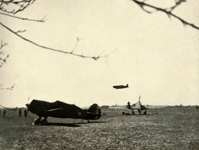 Morane 406, Fransız Curtiss Hawk ve Hurricane, 1939-1940, 1941 ile Vassincourt Havaalanında. by Unbekannt