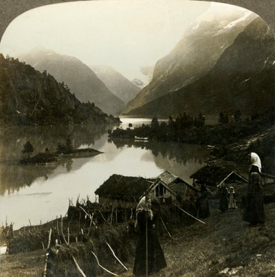 Dağ duvarlı Loen Gölü - güzellik ve ihtişamda rakipsiz - Seten çiftliğinden, Norveç, c1905. by Unbekannt