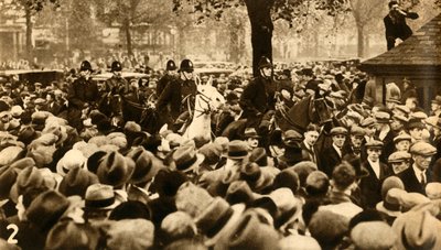 Atlı polis ve yürüyüşçüler, Means Test protestoları, Hyde Park, Londra, 1932, 1933. by Unbekannt