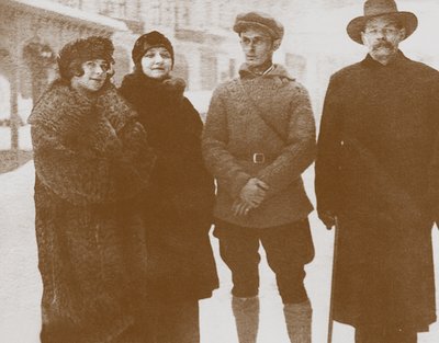 Moura Budberg soldan ikinci, Maxim Gorky sağda, c. 1920 by Unbekannt