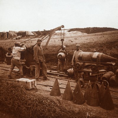 Vinçle hareket eden mermiler, Genicourt, kuzey Fransa, c1914-c1918 by Unbekannt