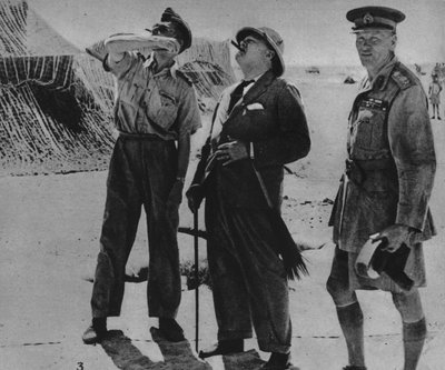 Bay Churchill, Sir A. Tedder ve General Auchinleck ile birlikte, 1942 by Unbekannt