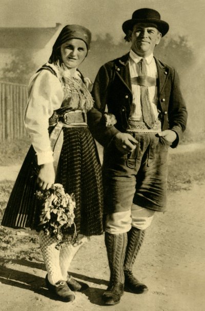 Geleneksel kostümlü yeni evliler, Carinthia, Avusturya, c1935. by Unbekannt