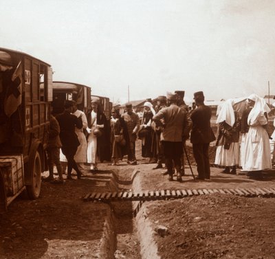 Hemşireler ve Kızılhaç ambulansları, c1914-c1918 by Unbekannt