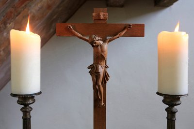 Obersteinbach, Bas-Rhin, Fransa, le 29/5/2014 - Mumlar ve haç. Lutheran tapınağı. by Unbekannt