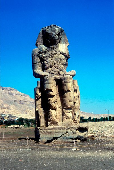 Krallar Vadisi yakınlarındaki Memnon Heykellerinden biri, Mısır, MÖ 14. yüzyıl by Unbekannt