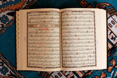 Aç Kuran ve seccade, Tunus by Unbekannt