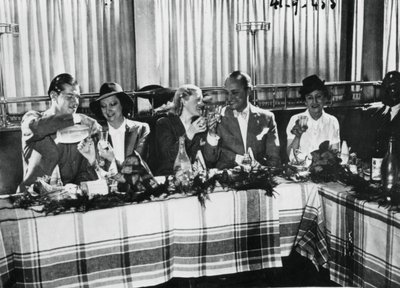 Popüler Fransız şarkıcılar tarafından bir restoranın açılışı, Paris, Eylül 1941 by Unbekannt
