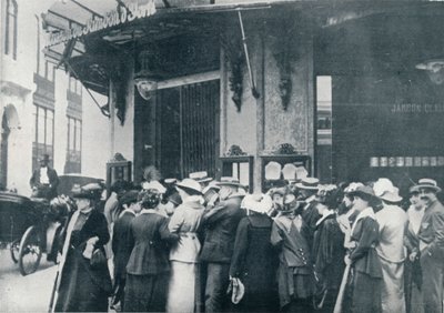 Paris erzak dükkânlarından birinin dışında, şehrin kuşatılmasından korkulduğunda, c1914 by Unbekannt