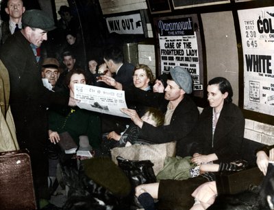 Yeraltında kağıt satıcısı, Londra, 1940 dolayları by Unbekannt