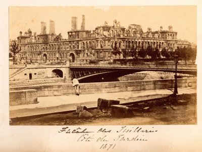 Paris Komünü (1871): Mayıs 1871 yangınından sonra Arcole köprüsü ve Hotel de Ville