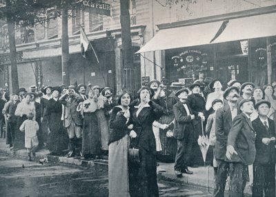 Paris kalabalığı, şehrin üzerinde uçan Alman uçaklarından birini izliyor, c1914 by Unbekannt