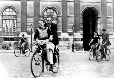 Bisikletle seyahat eden Parisliler, Alman işgali altındaki Paris, Temmuz 1940 by Unbekannt