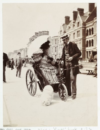 Hasta Bakımı, Tekerlekli Sandalyeler Küvetteki Kadın, 1900 c. by Unbekannt