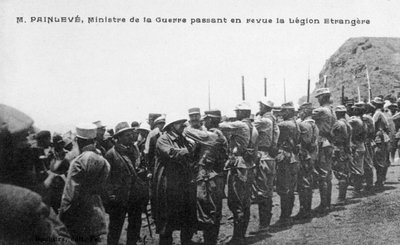 Paul Painlevé, Fransız Yabancı Lejyonu birliklerini inceliyor, Fas, c1926 by Unbekannt