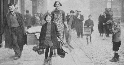 Alman bombalamasıyla evsiz kalan insanlar, Liverpool, II. Dünya Savaşı, 1941 by Unbekannt